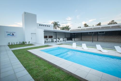 una piscina en el patio trasero de una casa en APART HOTEL RIBERA DEL BARADERO pileta climatizada en Baradero