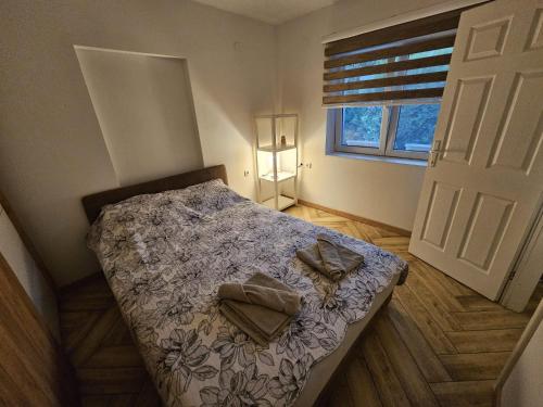 ein Schlafzimmer mit einem Bett mit zwei Kissen darauf in der Unterkunft Apartment Pegy in Novi Grad