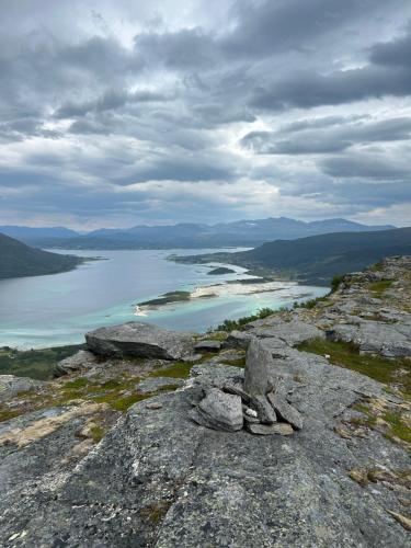a view of a lake from the top of a mountain at Sand Beachhouse in Sand