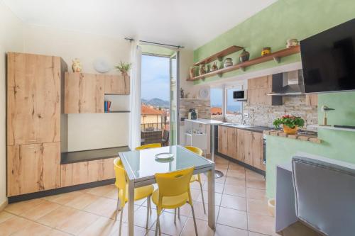 una cucina con tavolo e sedie gialle di Matty's Home - Center - SEA View - FREE PARKING - Strategic area a Sanremo