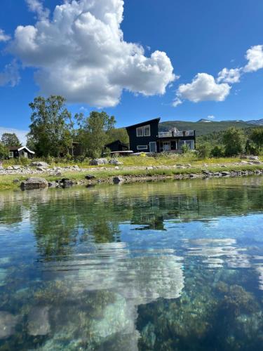 ein Haus am Ufer eines Wasserkörpers in der Unterkunft Sand Beachhouse 