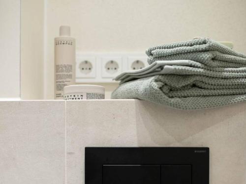 una pila de toallas sentadas sobre un mostrador en Stylisches Design-Apartment, en Bad Tölz