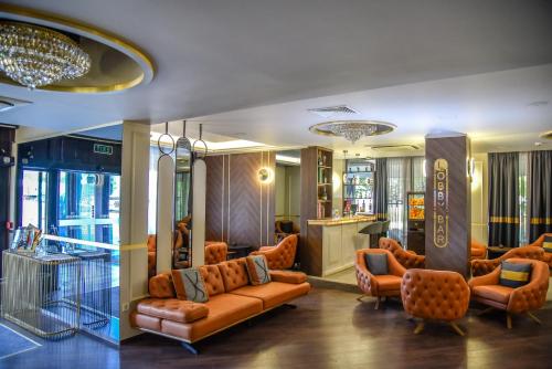 eine Lobby mit Sofas und Stühlen in einem Geschäft in der Unterkunft Park Hotel Plovdiv in Plowdiw