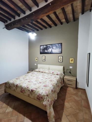 - une chambre avec un grand lit dans l'établissement Casa Giardino di Piero, à Sansepolcro