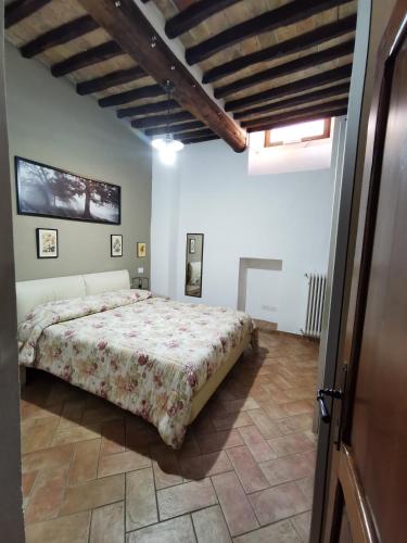 - une chambre avec un grand lit dans l'établissement Casa Giardino di Piero, à Sansepolcro