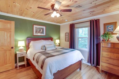 Ένα ή περισσότερα κρεβάτια σε δωμάτιο στο Waterfront Monticello Home with Fire Pit and Deck!