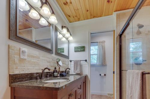 Φωτογραφία από το άλμπουμ του Waterfront Monticello Home with Fire Pit and Deck! σε Monticello