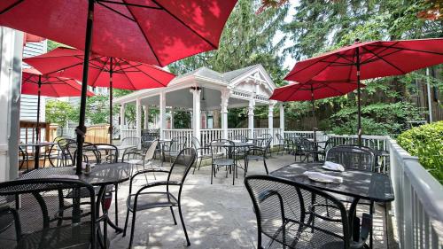 Un restaurante u otro lugar para comer en Kettle Creek Inn