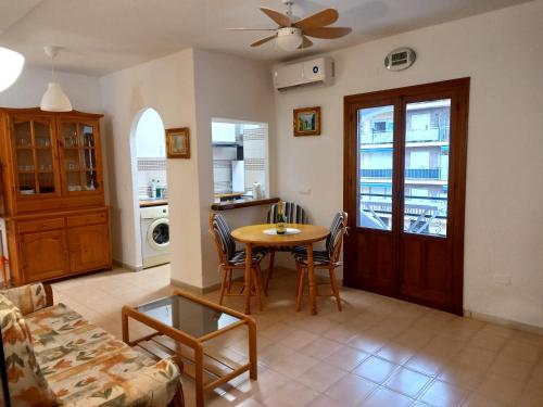 cocina y sala de estar con mesa y sillas en Duplex apartment with a large sunny terrace 200 m from the sea, en La Mata