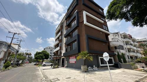 Un edificio alto sul lato di una strada di Lujoso Apto Barrio Ingenio Pago X Nequi o Bancario Unicamente a Cali