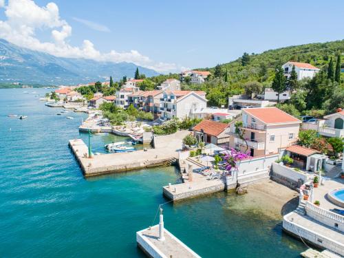 eine Luftansicht einer kleinen Stadt auf dem Wasser in der Unterkunft Apartments Novo Mulo in Tivat