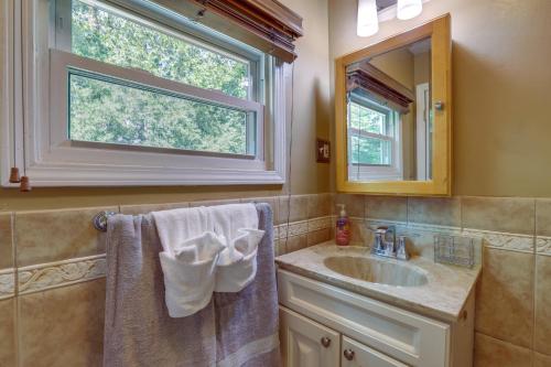 ein Bad mit einem Waschbecken und einem Spiegel in der Unterkunft Charming Monroe Township Home - 13 Mi to RU! in East Brunswick