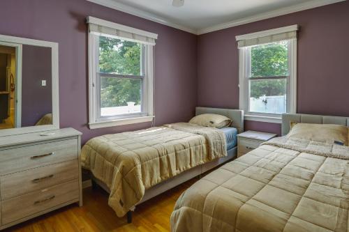une chambre avec deux lits et deux fenêtres dans l'établissement Charming Monroe Township Home - 13 Mi to RU!, à East Brunswick