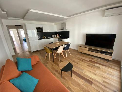 Renovated 4 room Apartment-Parking next door and Beach at 700m