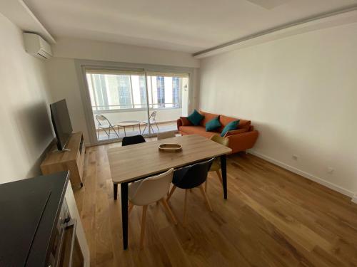 Renovated 4 room Apartment-Parking next door and Beach at 700m