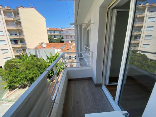 Renovated 4 room Apartment-Parking next door and Beach at 700m
