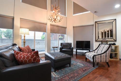 A seating area at Charming 3-BR House in Logan Sq