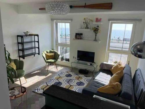 een woonkamer met een bank en een tv bij Sea view - 2 bedroom - West Pier - Brighton Beach in Brighton & Hove