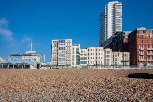 een groep hoge gebouwen op een strand met gebouwen bij Sea view - 2 bedroom - West Pier - Brighton Beach in Brighton & Hove