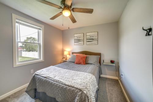 um quarto com uma cama e uma ventoinha de tecto em Natrona Heights Vacation Rental with Furnished Deck! em Natrona Heights