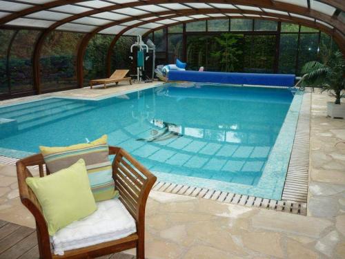 een groot zwembad met een stoel ernaast bij Hibiscus 1er étage in Honfleur