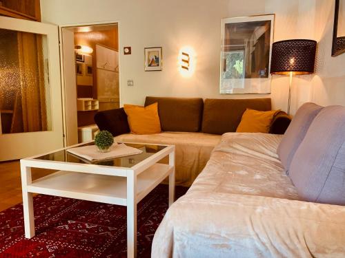 ein Wohnzimmer mit einem Sofa und einem Tisch in der Unterkunft Gemütliche Wohnung Bergblick in Bad Harzburg