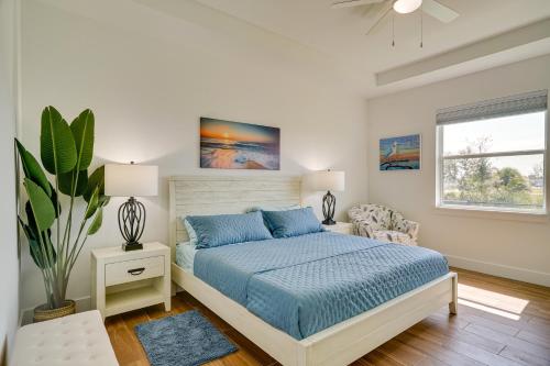 1 dormitorio con 1 cama con edredón azul en Canal-Front Cape Coral Vacation Rental with Patio!, en Cabo Coral
