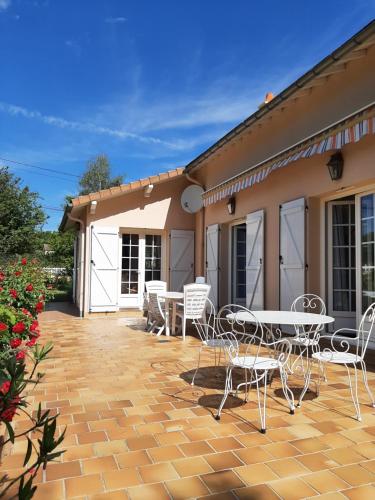 Imagen de la galería de A la Volette, chambres d'hôtes, 2 à 6 personnes, linge et petit déjeuner inclus, jeux-cabanes pour enfants,, en Pouillé