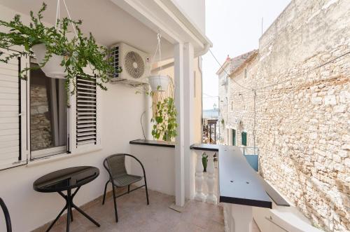 mały balkon z 2 krzesłami i stołem w obiekcie Apartments Villa Vista Sol w mieście Vodice