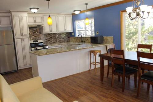 箭頭湖的住宿－Beautiful Lake View House for rent!，厨房拥有蓝色的墙壁,配有桌椅