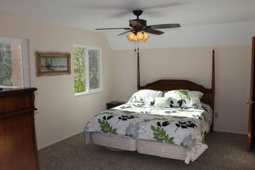 箭頭湖的住宿－Beautiful Lake View House for rent!，一间卧室配有一张带吊扇的床
