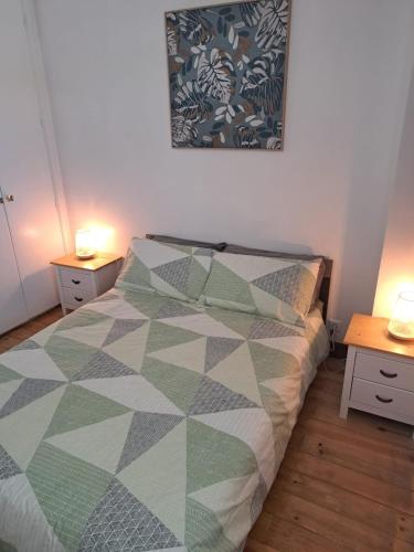 1 dormitorio con 1 cama y 2 mesitas de noche con lámparas en Água Azul, en Esmoriz