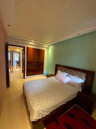 1 dormitorio con 1 cama grande en una habitación en appartement rabat agdal, en Rabat