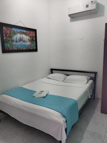 a bed in a bedroom with a picture on the wall at Hotel Las Vegas by CMS hotels in Santa Marta