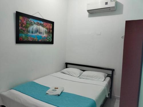 a bedroom with a bed with a picture on the wall at Hotel Las Vegas by CMS hotels in Santa Marta