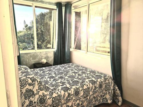 Schlafzimmer mit einem Bett und einem Fenster in der Unterkunft Chez Charlotte et Axel in Punaauia