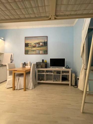 un soggiorno con tavolo e TV di Hause münchen comfort! a Monaco