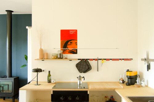 una cucina con lavandino e piano di lavoro di Beau Rivage - Suite Apartment in villa a SantʼArcangelo di Romagna