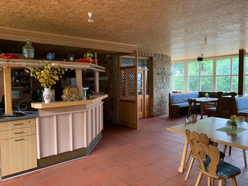 Apartmán Viki في فيليبسغويت: مطبخ وغرفة معيشة مع طاولة وكراسي