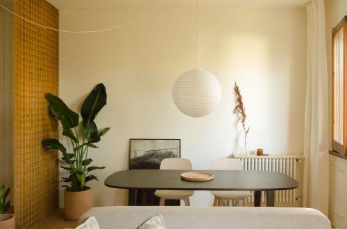 Beau Rivage - Suite Apartment in villa في سانتاركانجيلو دي رومانيا: غرفة طعام مع طاولة وكراسي