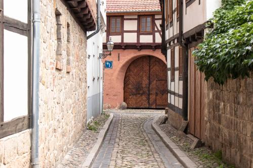 an alley in an old town with an archway at Ferienhaus im Altstadtgässchen mit 3 Badezimmern in Quedlinburg