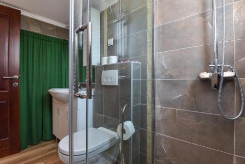 Bilik mandi di Vizmeg Holiday Home