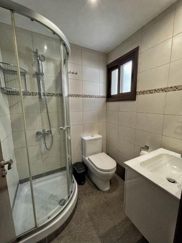y baño con ducha, aseo y lavamanos. en Cozy house city center in Limassol, en Limassol