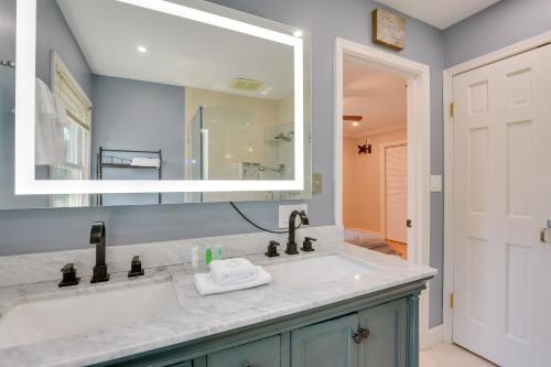 ein Bad mit einem Waschbecken und einem Spiegel in der Unterkunft Rockville Home Patio Oasis, Fireplace, Near DC! in Rockville