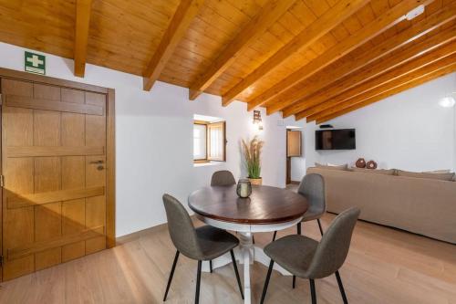comedor con puerta de madera, mesa y sillas en Casa do Poço (Vale Luis Neto-Retiro do Caldeirão), en Loulé