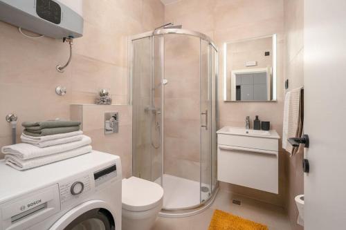 La salle de bains est pourvue d'une douche, de toilettes et d'un lavabo. dans l'établissement Villa 64 Apartment #2, à Mlini