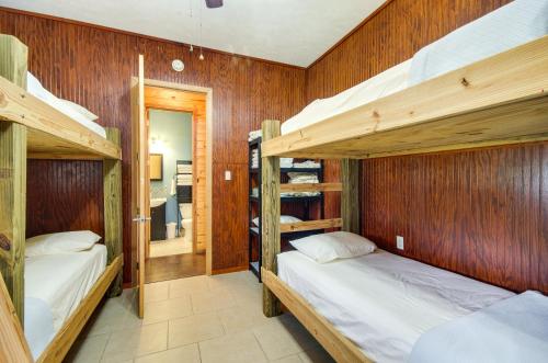 מיטה או מיטות קומותיים בחדר ב-Cozy Summit Cabin with Hiking Trails and Fishing Pond!