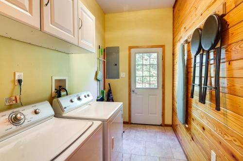 Dapur atau dapur kecil di Cozy Summit Cabin with Hiking Trails and Fishing Pond!