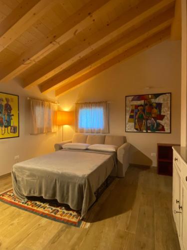 ピオーヴェ・ディ・サッコにあるLa casa di Brunoのベッドルーム(大型ベッド1台、窓付)