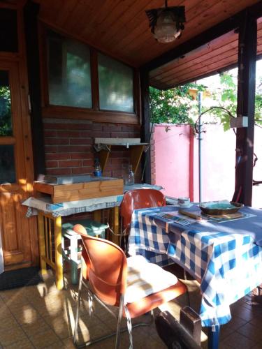 um pátio com uma mesa e cadeiras num alpendre em Apartment Orah em Subotica